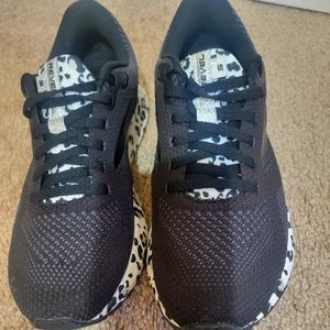 Gently worn Brooks Energize Neutral Sneakers.